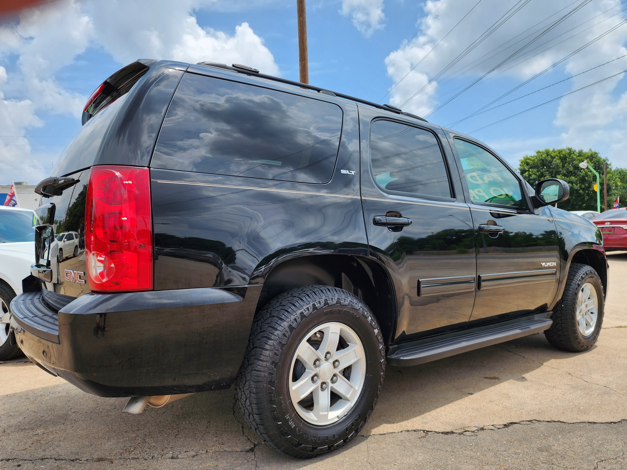 2012 BLACK /BEIGE LEATHER GMC Yukon SLT (1GKS1CE04CR) with an V8 engine, AUTO transmission, located at 2660 S.Garland Avenue, Garland, TX, 75041, (469) 298-3118, 32.885387, -96.656776 - Photo #3